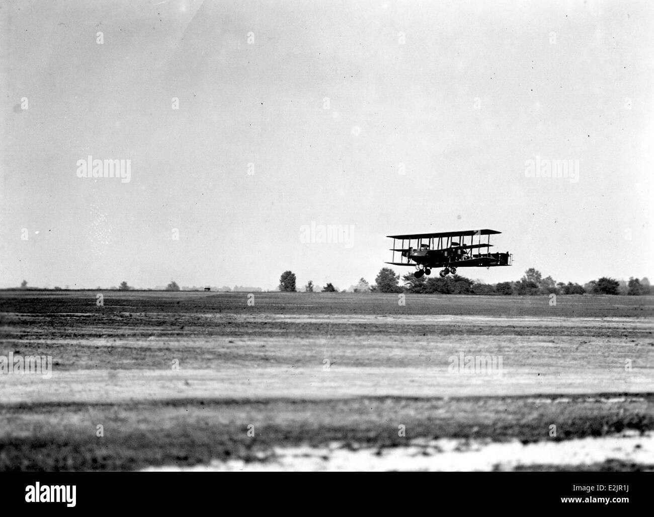 Questa immagine cattura un tranquillo atterraggio a North Island, una stazione aerea navale chiave a San Diego. North Island ha svolto un ruolo significativo nell'aviazione navale degli Stati Uniti, servendo come base per le operazioni di volo e l'addestramento durante vari conflitti militari, tra cui la seconda guerra mondiale e oltre. Foto Stock