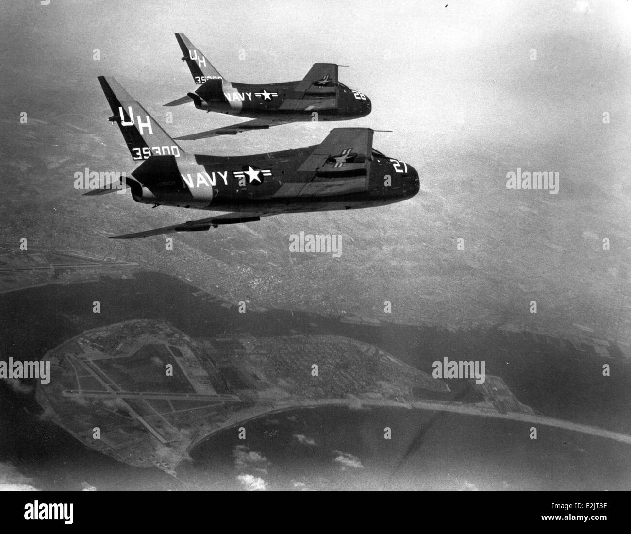 Questa immagine cattura le Furie che volano sopra North Island, una stazione aerea navale chiave a San Diego, California. Le Furie, velivoli da caccia di progettazione britannica, furono utilizzate dalla Marina degli Stati Uniti durante il periodo successivo alla seconda guerra mondiale. La foto mostra le impressionanti capacità aeree dell'aereo e mette in evidenza il ruolo di North Island nelle operazioni di aviazione navale degli Stati Uniti. Foto Stock
