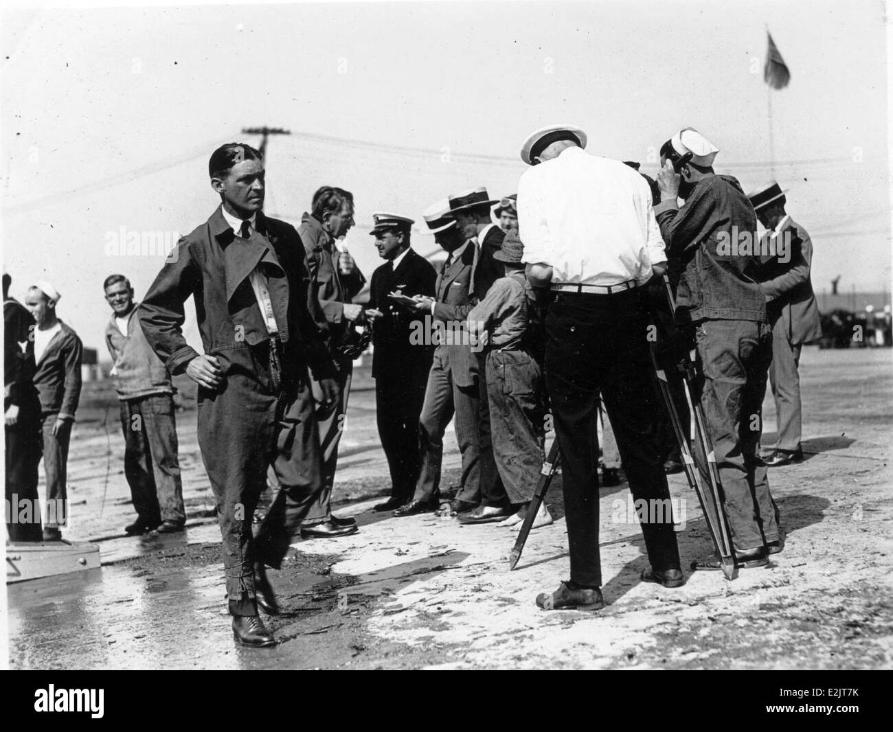 Questa immagine mostra un pilota della Marina degli Stati Uniti alla North Island Naval Air Station di San Diego, impegnato in un briefing stampa. North Island è stata un centro critico per l'aviazione navale, e questa foto cattura un momento di interazione tra il personale militare e i media. Foto Stock