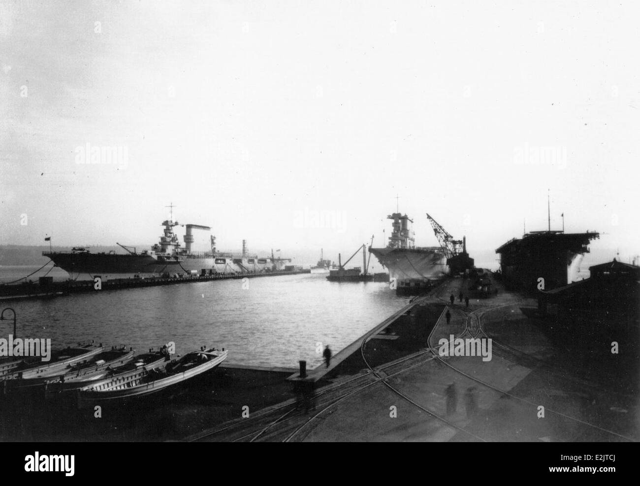 Le portaerei CV-1 USS Langley, CV-2 USS Lexington e CV-3 USS Saratoga sono raffigurate a Bremerton, Washington, intorno al 1932. Queste prime portaerei, parte della crescente capacità di aviazione navale della United States Navy, svolsero un ruolo chiave nello sviluppo della guerra basata sulle portaerei. La fotografia mostra i vettori durante un'era significativa per l'aviazione navale. Foto Stock