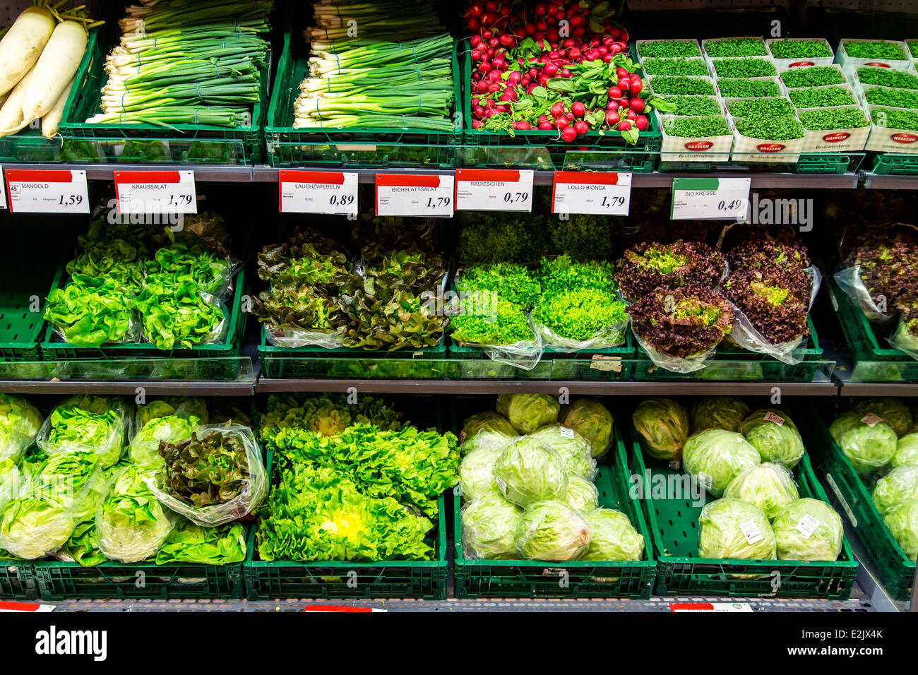 Scaffale con il cibo in un supermercato. Refrigerato, insalata, verdure, confezionati in plastica, Foto Stock