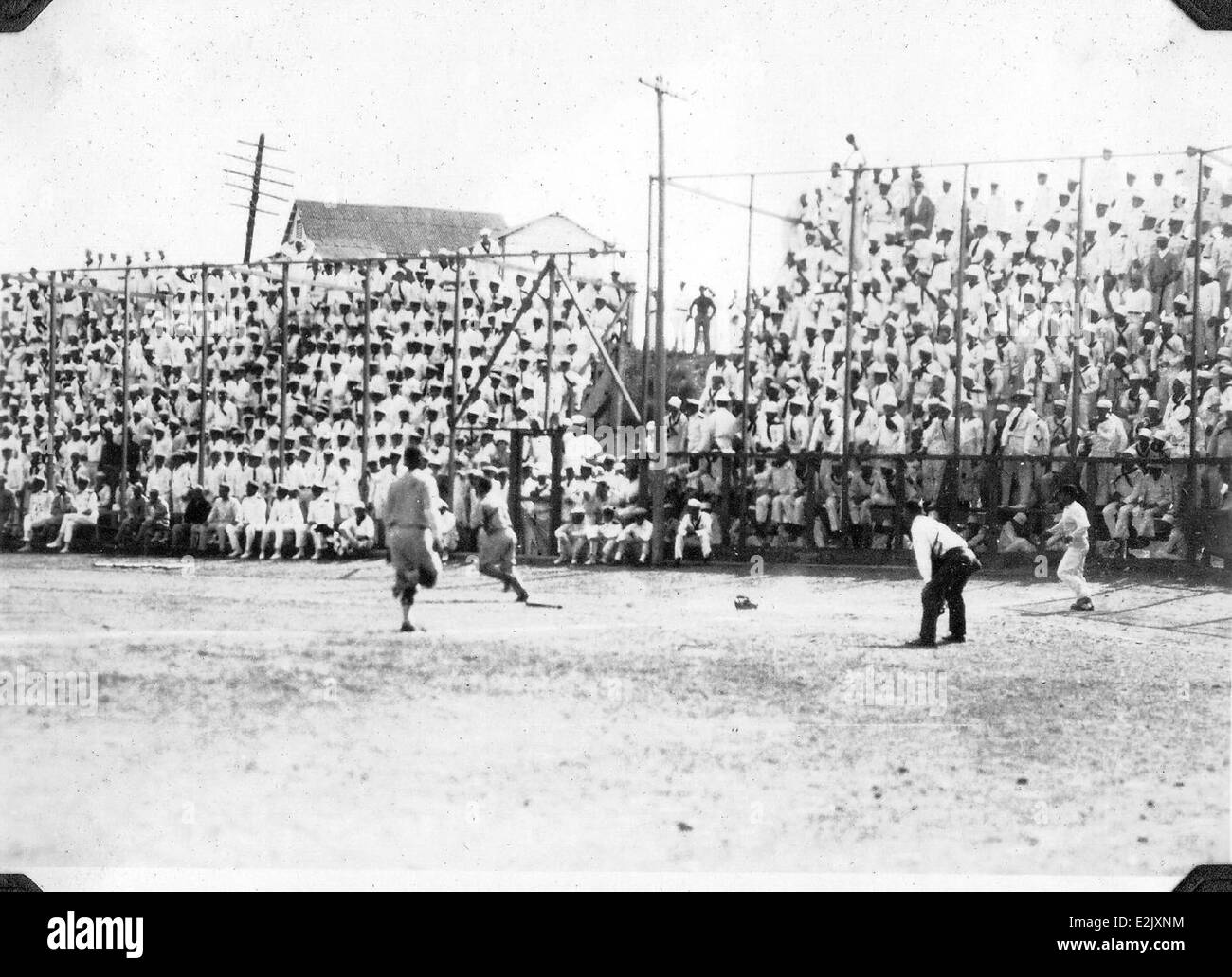 La USS California (BB-44) è stata una corazzata della United States Navy, entrata in servizio nel 1921. Servì nel Pacifico durante la seconda guerra mondiale e partecipò a diverse battaglie chiave prima di essere pesantemente danneggiato durante l'attacco a Pearl Harbor. La nave fu in seguito riparata e continuò il suo servizio fino al 1947. Questa immagine evidenzia anche una squadra di baseball associata alla nave. Foto Stock