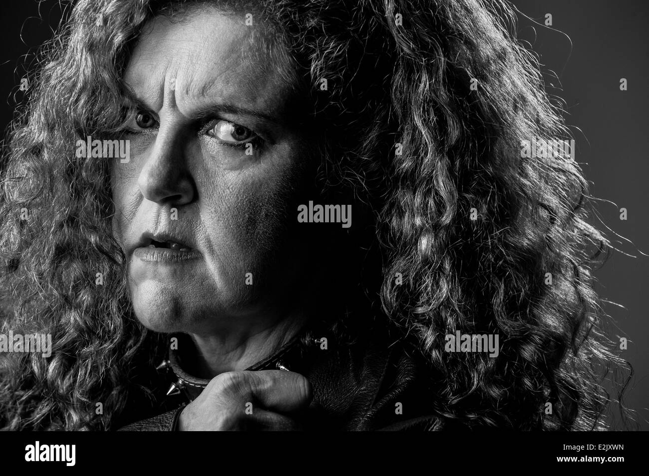 Donna con dubbio cercare Foto Stock