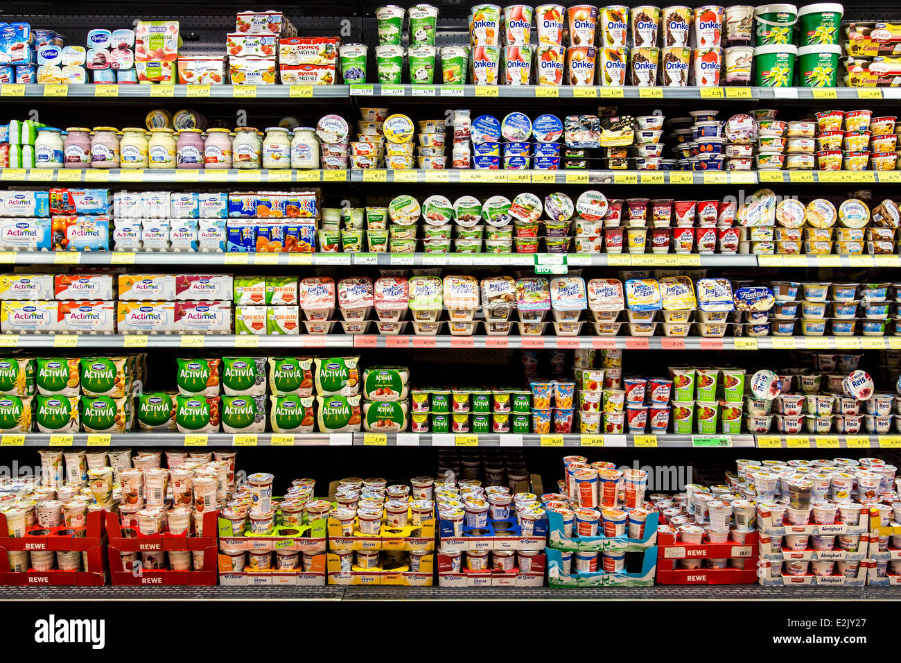 Scaffale con il cibo in un supermercato. I prodotti lattiero-caseari, yogurt, Foto Stock