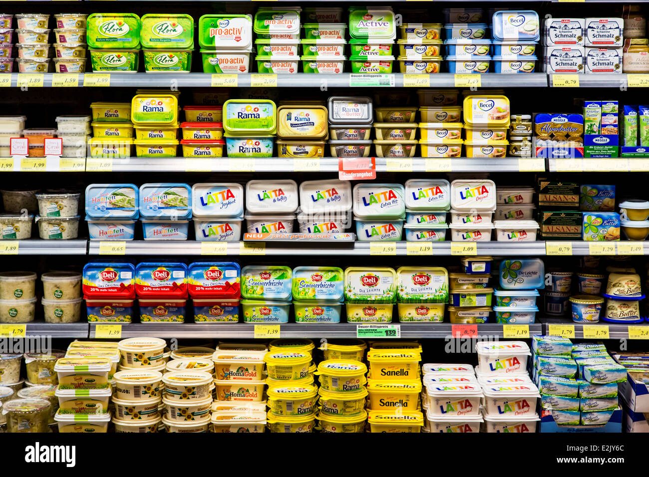 Scaffale con il cibo in un supermercato. prodotti lattiero-caseari, burro, Foto Stock