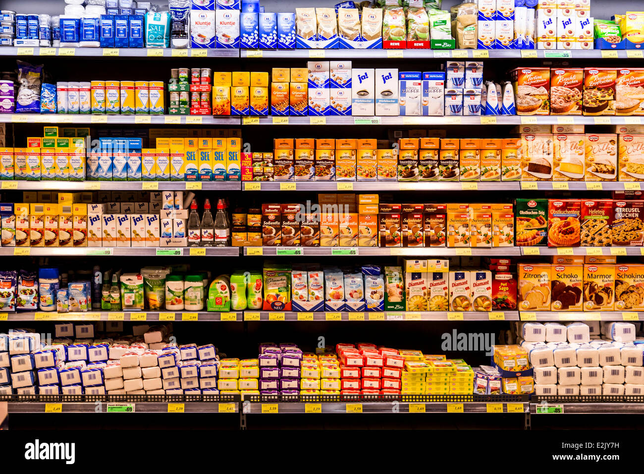 Scaffale con il cibo in un supermercato. zucchero, prodotti da forno, Foto Stock