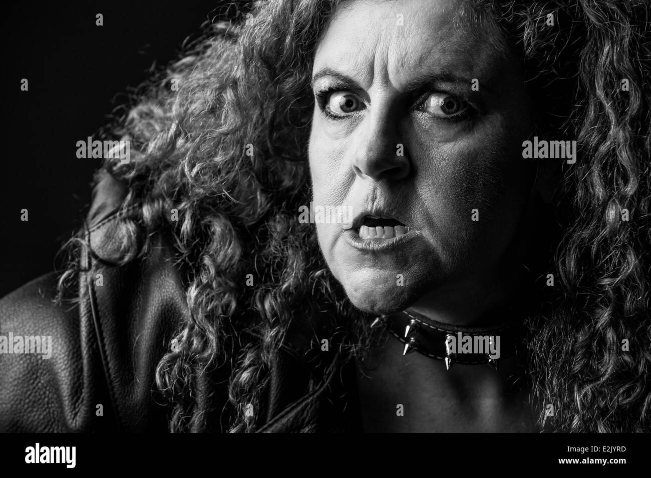 Donna con sguardo infuria Foto Stock