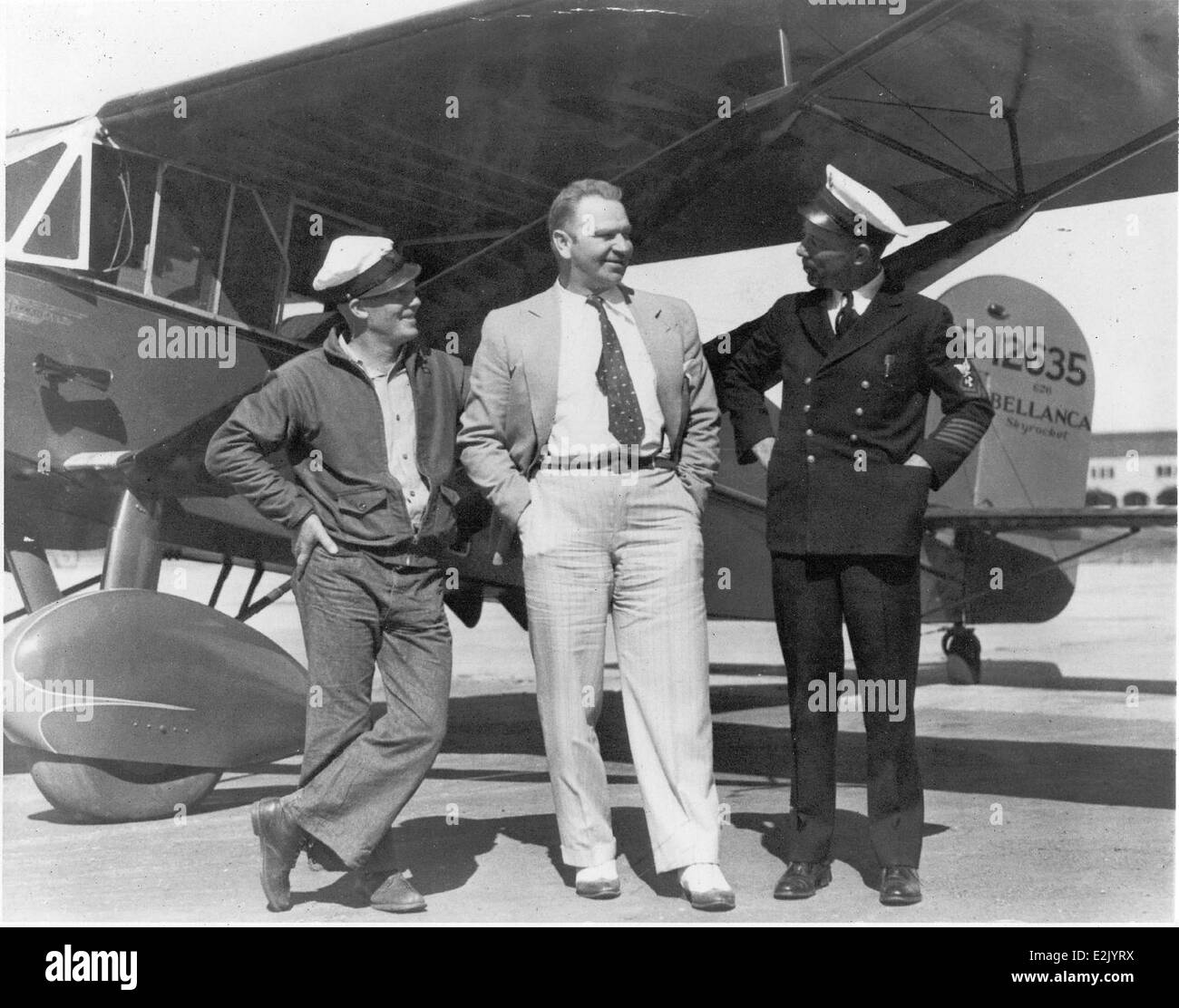 Wallace Beery con due capi e la sua Bellanca CH-400 a NAS San Diego Foto Stock