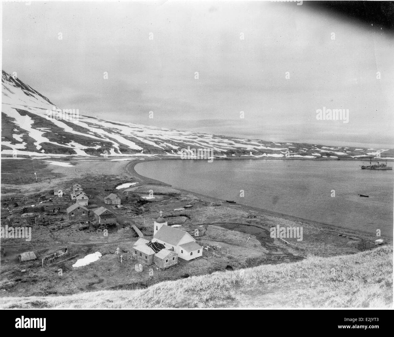 Questa fotografia del 1927 raffigura un'indagine aerea di Dutch Harbor, Alaska, condotta dalla Marina degli Stati Uniti. L'immagine evidenzia le prime fasi della ricognizione navale degli Stati Uniti e il significato della mappatura aerea nella preparazione per le future operazioni militari nel Pacifico. Foto Stock