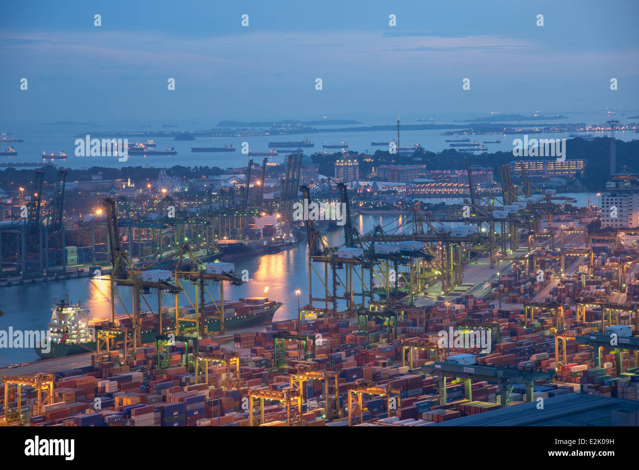 Nave chiamando il contenitore del porto di Singapore al crepuscolo Foto Stock