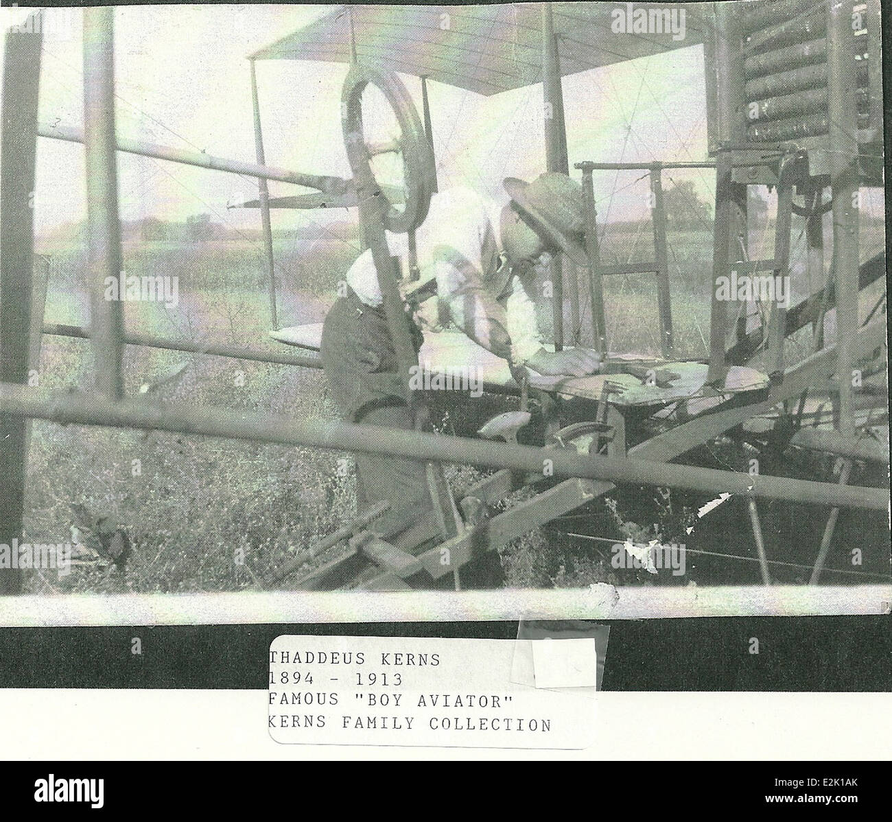 Thaddeus Kerns lavora su un aereo, contribuendo alla manutenzione e alla preparazione operativa dell'aviazione militare. Il suo lavoro sottolinea l'importanza dell'equipaggio di terra nel sostenere le missioni dell'aviazione. Foto Stock