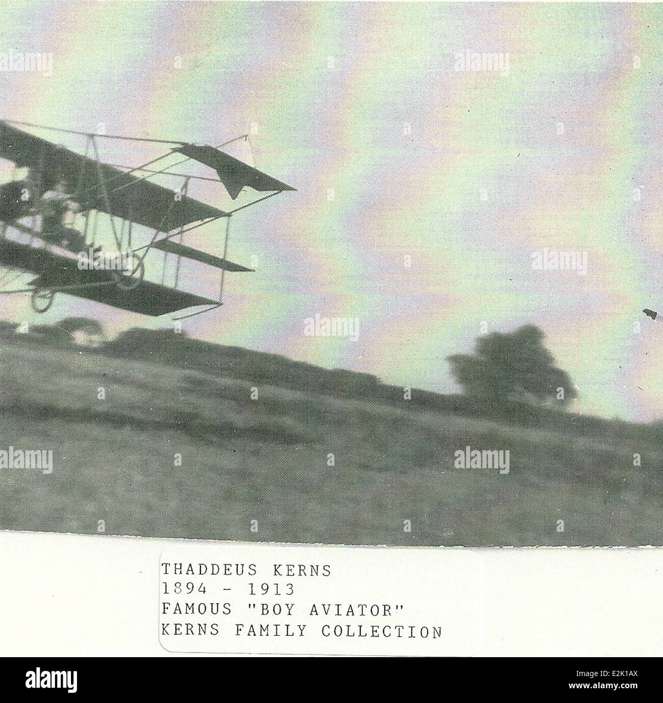 Thaddeus Kerns viene catturato in volo, mostrando i suoi significativi contributi all'aviazione come pioniere e aviatore. Le sue esperienze di volo evidenziano i progressi nella prima tecnologia dell'aviazione. Foto Stock