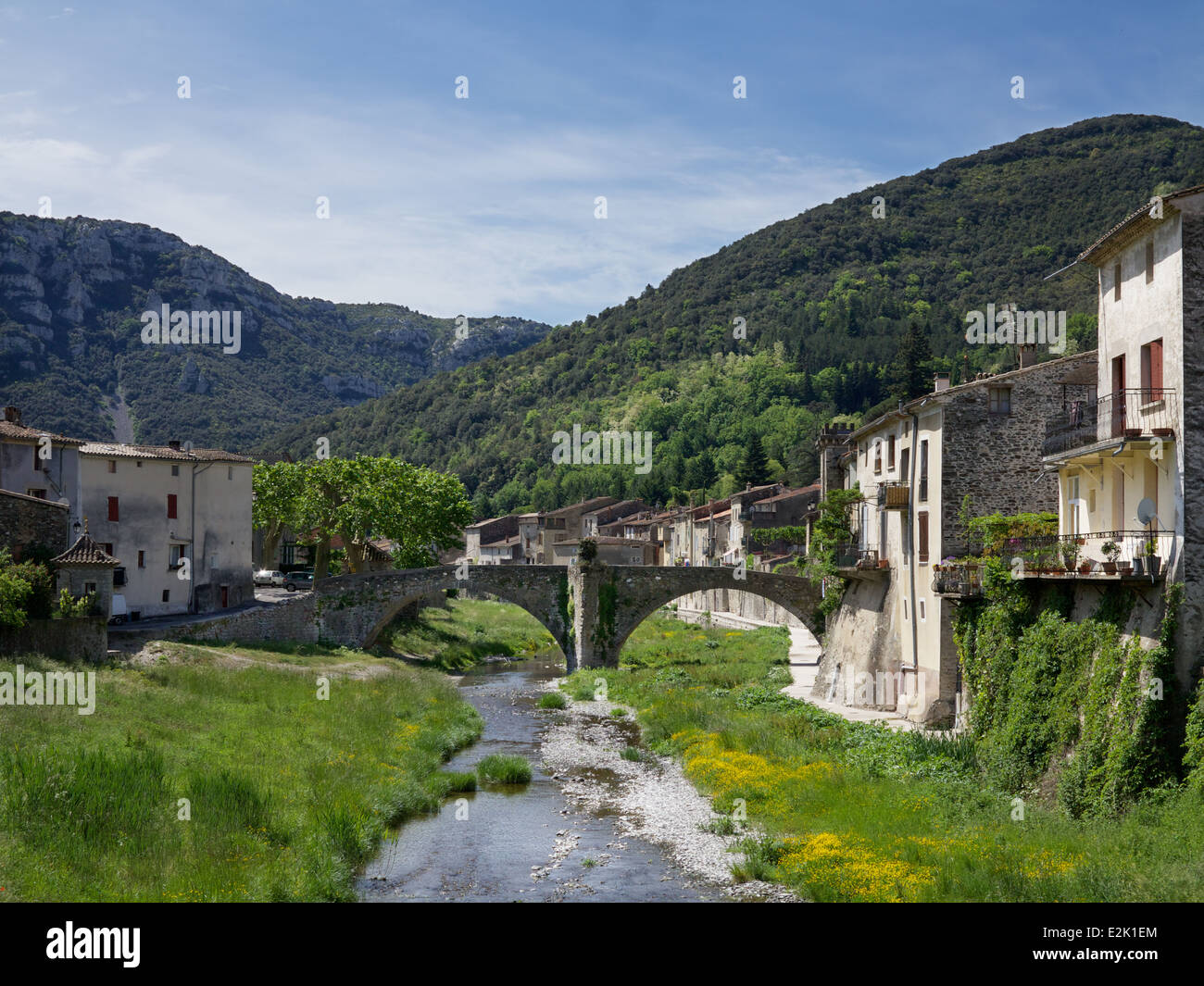 Ponte ad arco e fiume nel villaggio di Sumène sul bordo meridionale delle Cévennes, dipartimento del Gard, Francia meridionale Foto Stock