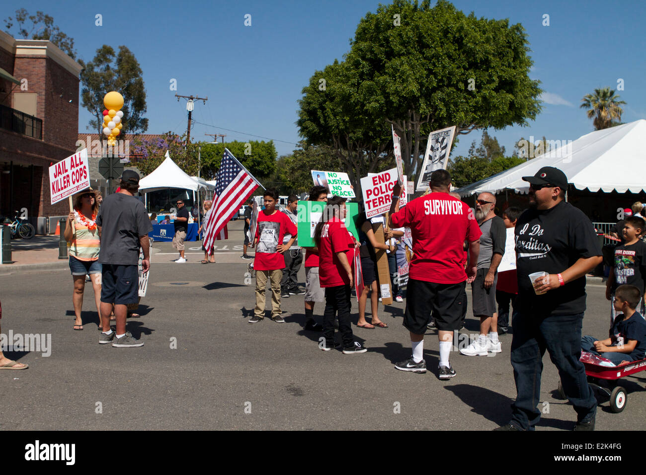 American manifestanti che protestavano contro la polizia in Tustin California Foto Stock