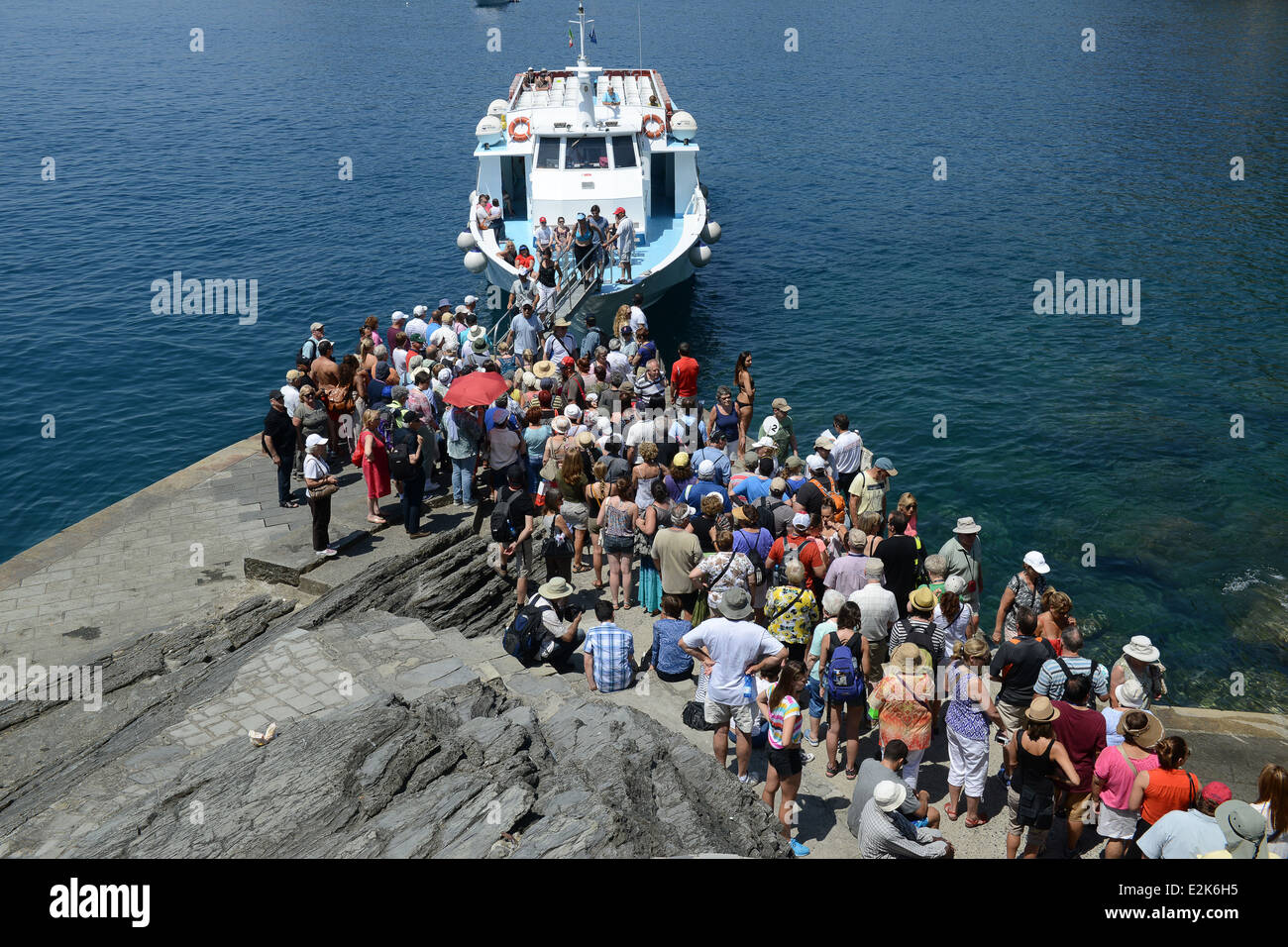 La folla di turisti in coda per la barca taxi acqueo a Vernazza su Cinque  Terre in Italia Foto stock - Alamy
