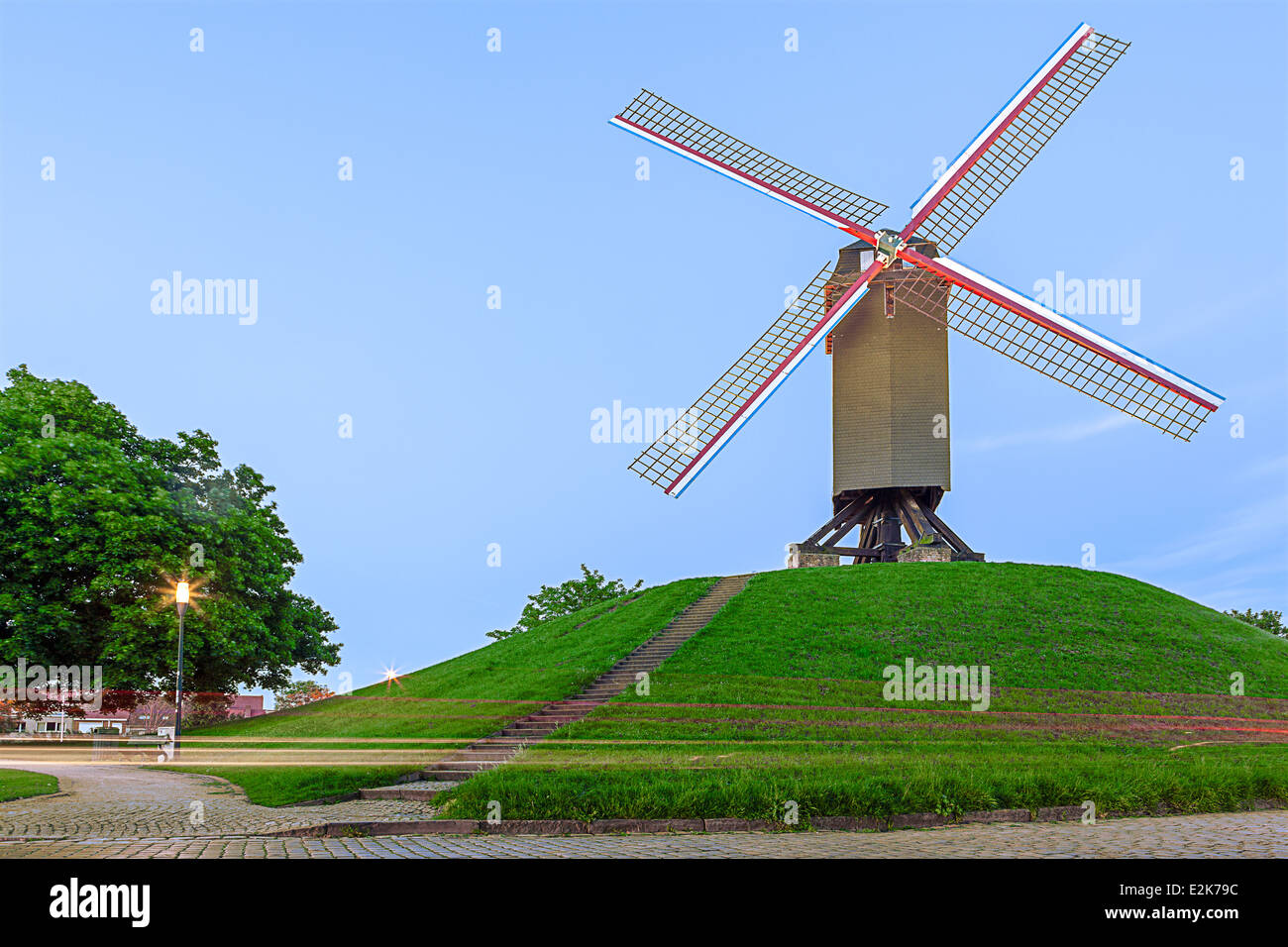 Su una collina a Bruges vi sono un mulino a vento Foto Stock