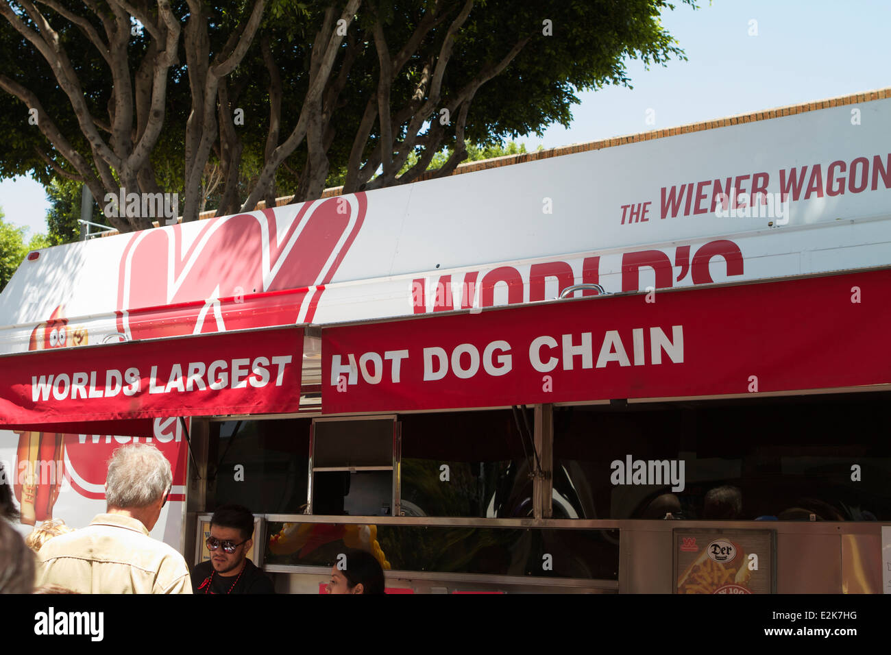 Il carro di wiener hot dogs Dai knödel tirolesi il wolds calda più grande catena del cane ad una fiera di strada in Tustin California . Foto Stock