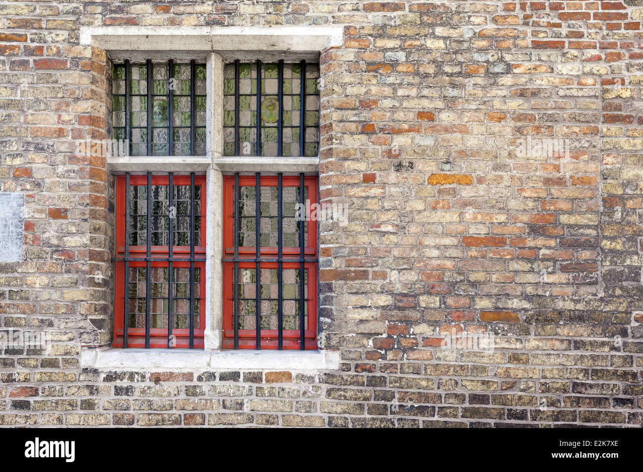 Finestra di vecchio nella città di Bruges in una bella giornata Foto Stock