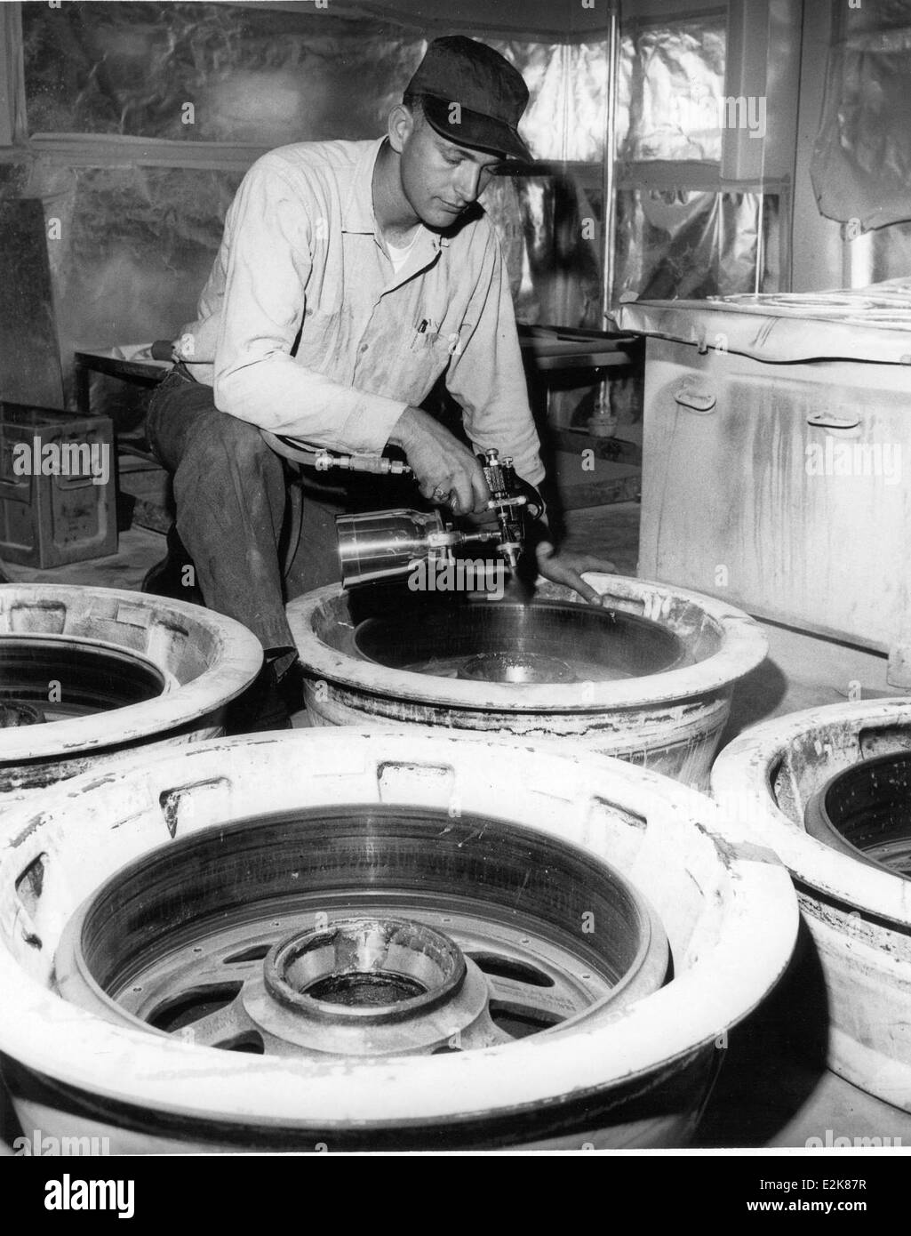 Questa immagine mostra la manutenzione degli aeromobili presso NAS North Island, una stazione aerea navale chiave a San Diego, California. La stazione supporta la manutenzione e la preparazione degli aeromobili navali per lo schieramento e le operazioni. Foto Stock