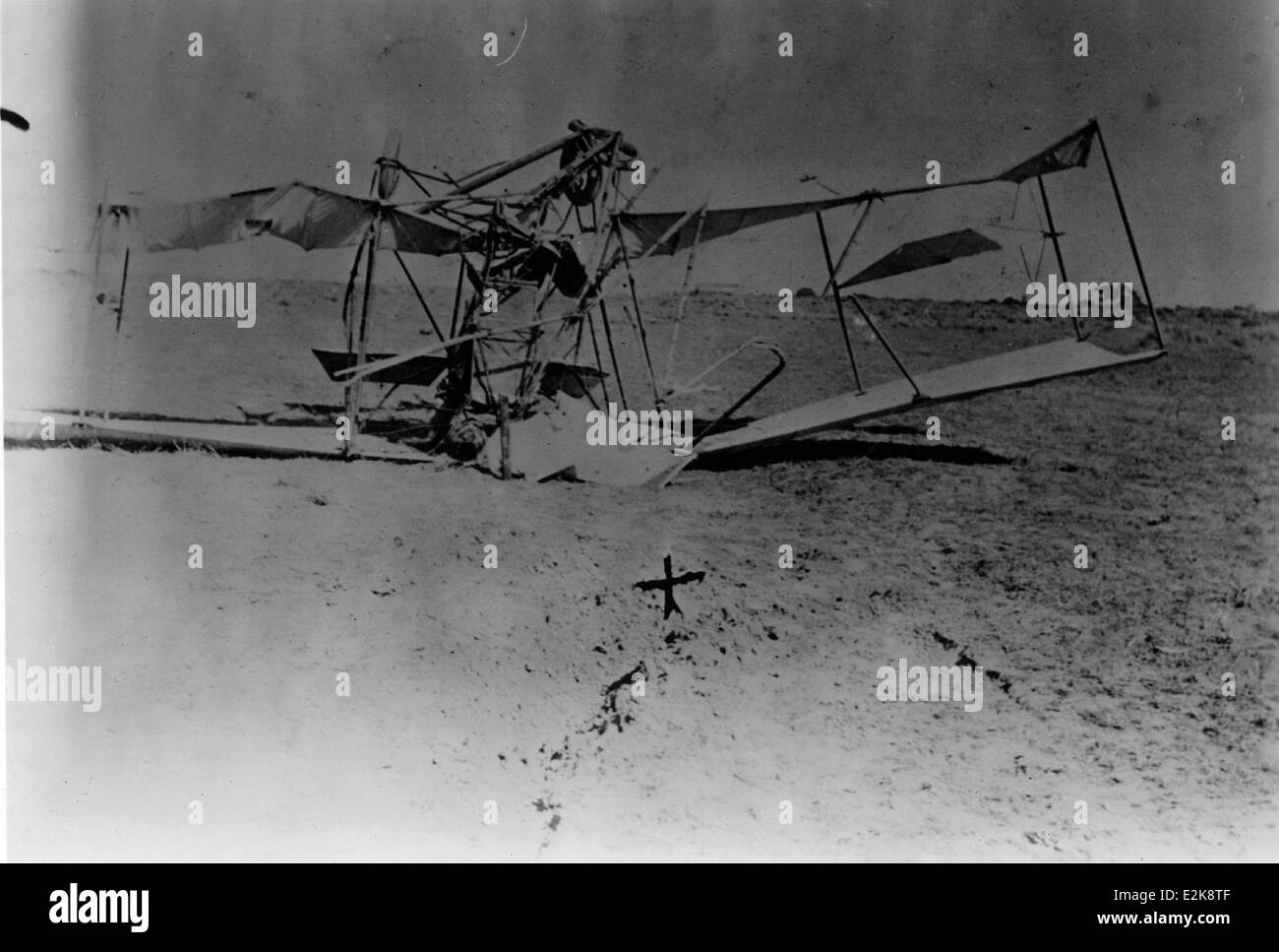 Questa immagine mostra le conseguenze di un incidente aereo Curtiss, uno dei primi voli di prova nella storia dell'aviazione, intorno al 1911. Gli aerei Curtiss furono tra i primi a spingere i confini del volo, e gli incidenti durante questo periodo erano comuni, poiché i pionieri lavoravano per perfezionare la tecnologia dell'aviazione. Foto Stock