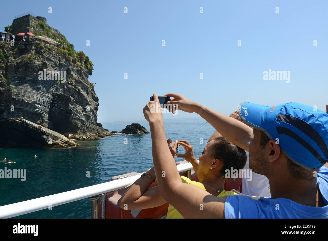 Cinque Terre in italia i turisti passeggeri tour in barca taxi d'acqua Foto Stock