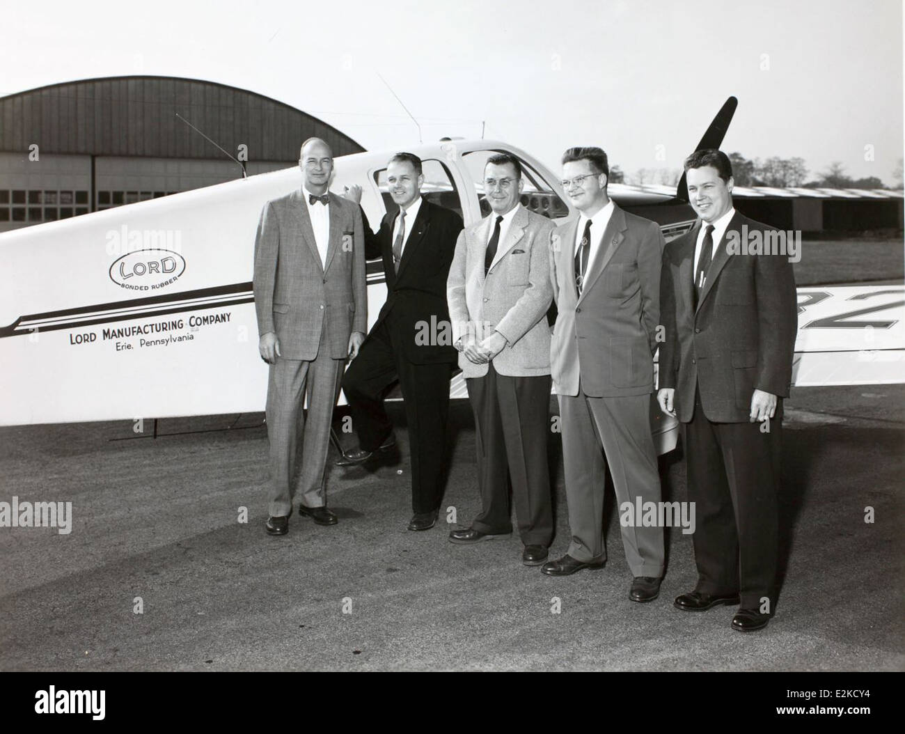 Questa foto mostra Charles Freel e il Convair B-36, uno dei più grandi aerei mai costruiti. Il B-36 era un bombardiere strategico utilizzato dalla U.S. Air Force dal 1949 al 1959, in grado di trasportare carichi utili sia convenzionali che nucleari. Foto Stock
