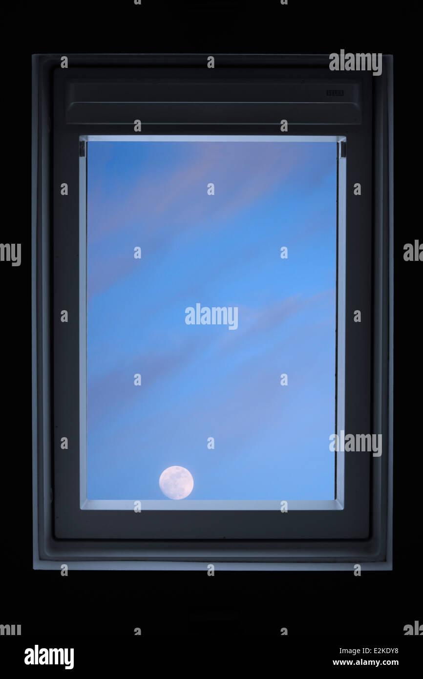 Vista del cielo cielo attraverso la finestra spia Foto Stock