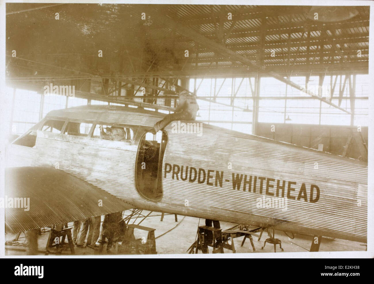 The Prudden album Image presenta l'Atlanta PW-1, un monoplano alimentato da un motore Wright J-6-7 Whirlwind. L'aereo, costruito dalla Atlanta Aircraft Corporation, è un esempio di aviazione precoce e presenta significative innovazioni di progettazione degli aeromobili dell'epoca. Foto Stock