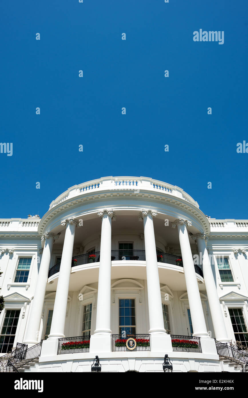 WASHINGTON DC, Stati Uniti d'America - Chiudere il colpo di portico sud della Casa Bianca a Washington DC. Questo lato dell'edificio è il più noto e sul lato rivolto verso il Monumento a Washington e il Jefferson Memorial. Questo colpo è preso da chiudere sotto il portico sul prato del sud. Foto Stock