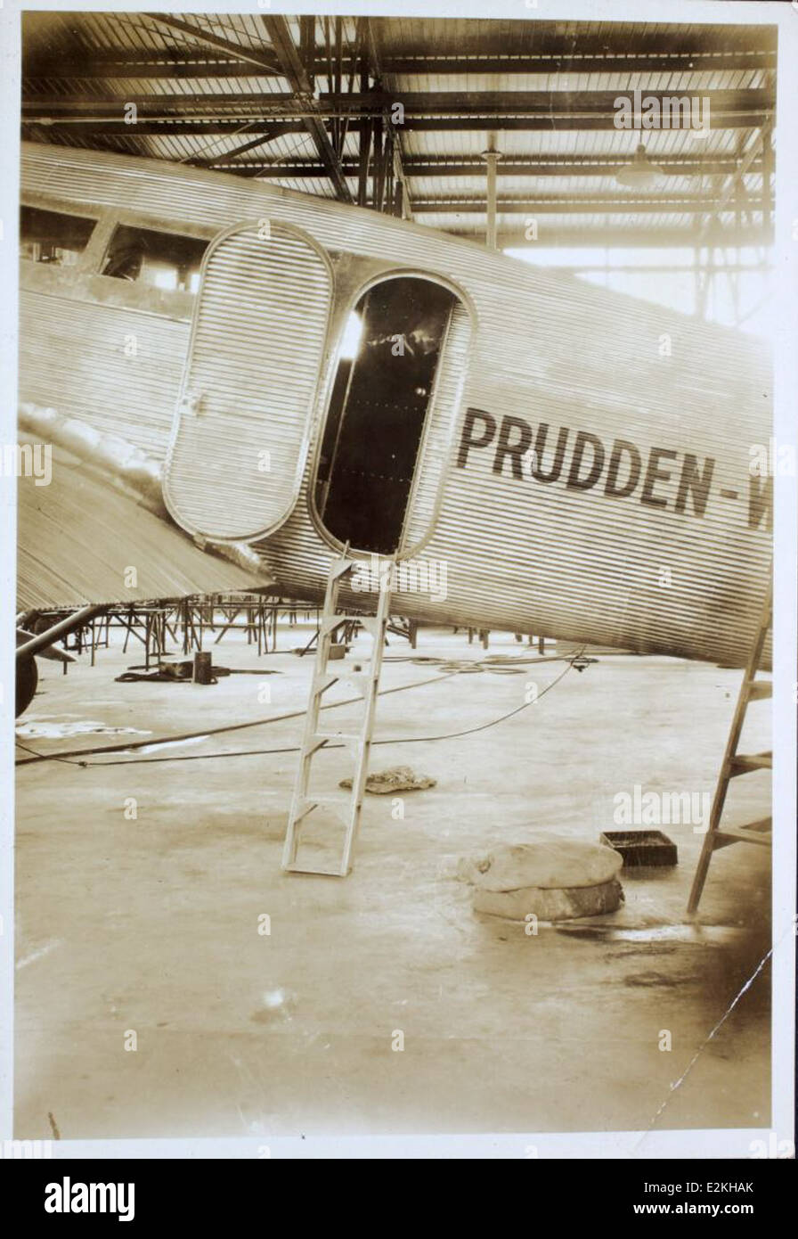 Un'immagine del Prudden album che mostra il monoplano PW-1 Prudden e il Prudden-Whitehead Trimotor, progettato dalla Atlanta Aircraft Company. Questi velivoli erano dotati di motori Wright J-6 ed erano importanti nel primo progetto aeronautico. Foto Stock