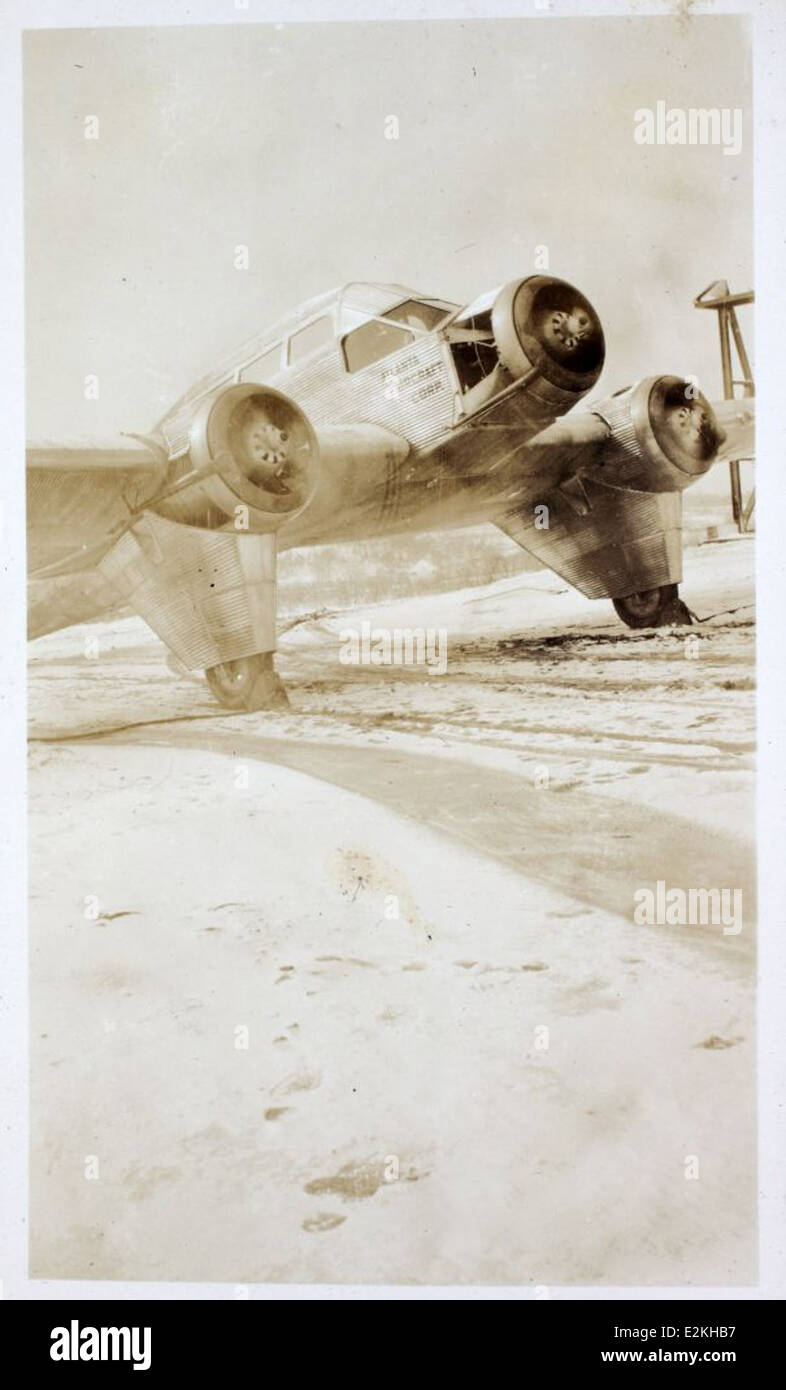 Questa immagine dell'album Prudden mostra gli aerei prodotti dalla Atlanta Aircraft Company, tra cui il monoplano Prudden e il Whitehead Trimotor. Questi velivoli erano noti per i loro progetti avanzati nelle prime fasi dell'aviazione, con motori come il Wright J-6 e l'R-760 che li alimentavano. La collezione mette in risalto le tecnologie e la produzione dell'aviazione dei primi anni del XX secolo. Foto Stock