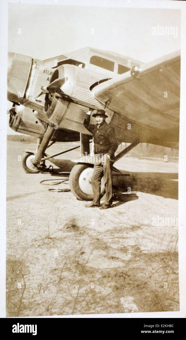 Il Prudden PW-1, un monoplano progettato dalla Prudden Aircraft Company di Atlanta, è catturato in questa immagine. È dotato di un motore Wright J-6-7 Whirlwind e faceva parte di una serie di aerei innovativi che hanno contribuito a plasmare l'industria aeronautica degli Stati Uniti negli anni '1920 L'aeromobile mette in evidenza le prime tecnologie aeronautiche e la ricerca di capacità di volo avanzate. Foto Stock