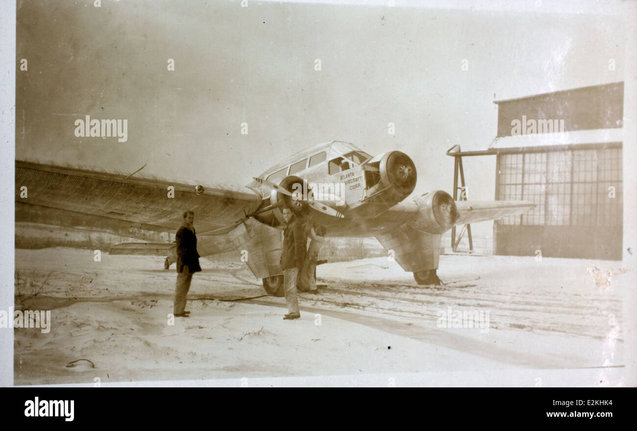 L'album AL-216B Prudden presenta il Prudden Monoplane e il Whitehead Trimotor, aerei prodotti dalla Atlanta Aircraft Corporation all'inizio dell'era dell'aviazione. Questi aerei erano equipaggiati con motori aeronautici Wright, riflettendo i progressi dell'era nella tecnologia aeronautica. Foto Stock