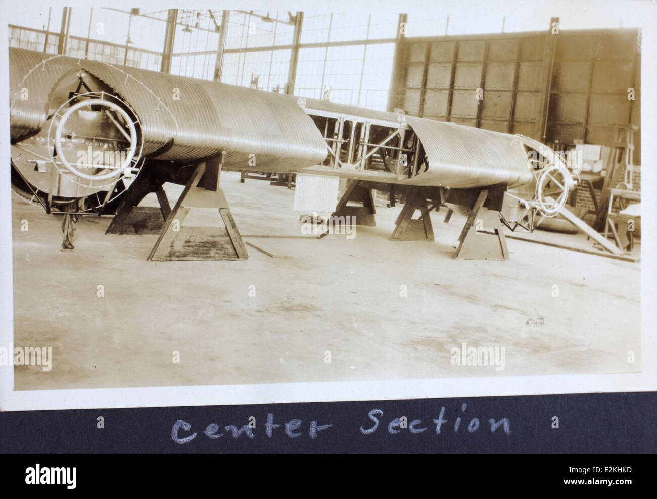 Questa immagine mostra l'aereo AL-216B, con il suo design alare, prodotto dalla Atlanta Aircraft Corporation. L'aereo fa parte della Prudden Collection, nota per la sua associazione con l'aviazione dei primi anni del XX secolo, tra cui il monoplano Prudden e il Trimotor. Il motore Wright J-6-7 giocò un ruolo chiave nelle sue prestazioni. Foto Stock
