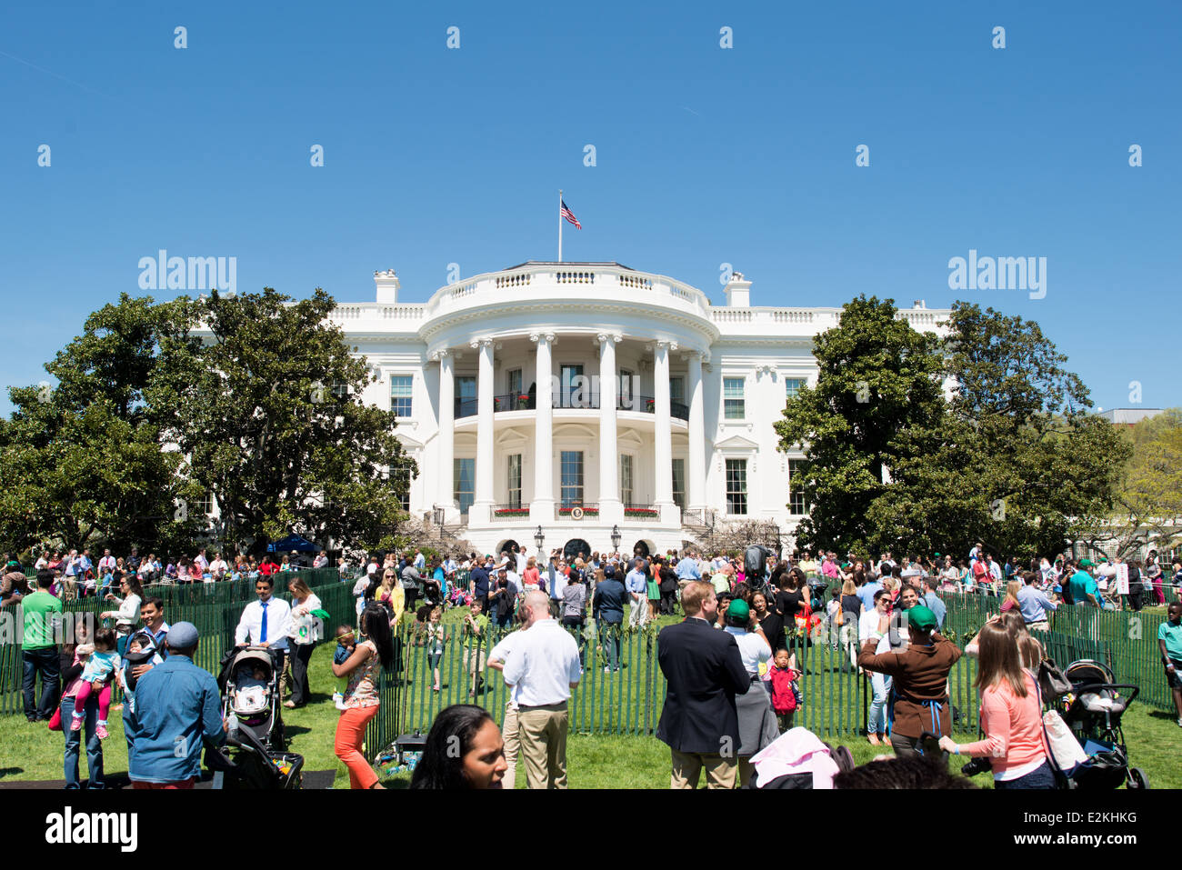 WASHINGTON DC, Stati Uniti d'America - i bambini si impegnano in attività sulla South Lawn della Casa Bianca in occasione dell'annuale White House Easter Egg Roll a Washington DC. Foto Stock