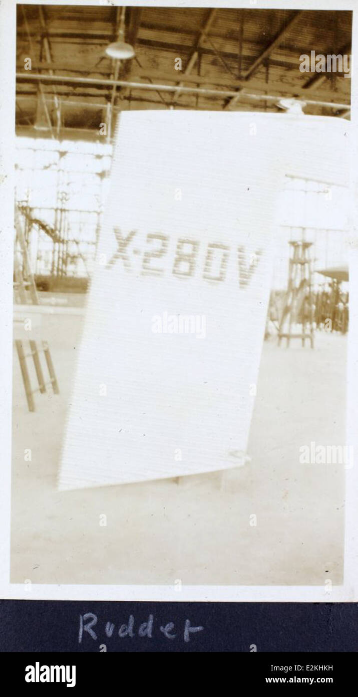 L'immagine mostra il velivolo AL-216B, parte della collezione di album Prudden, che include importanti velivoli come il monoplano Prudden e il Whitehead Trimotor. Questi aerei erano dotati di motori Wright J-6 e furono fondamentali nello sviluppo della tecnologia aeronautica all'inizio del XX secolo. Foto Stock