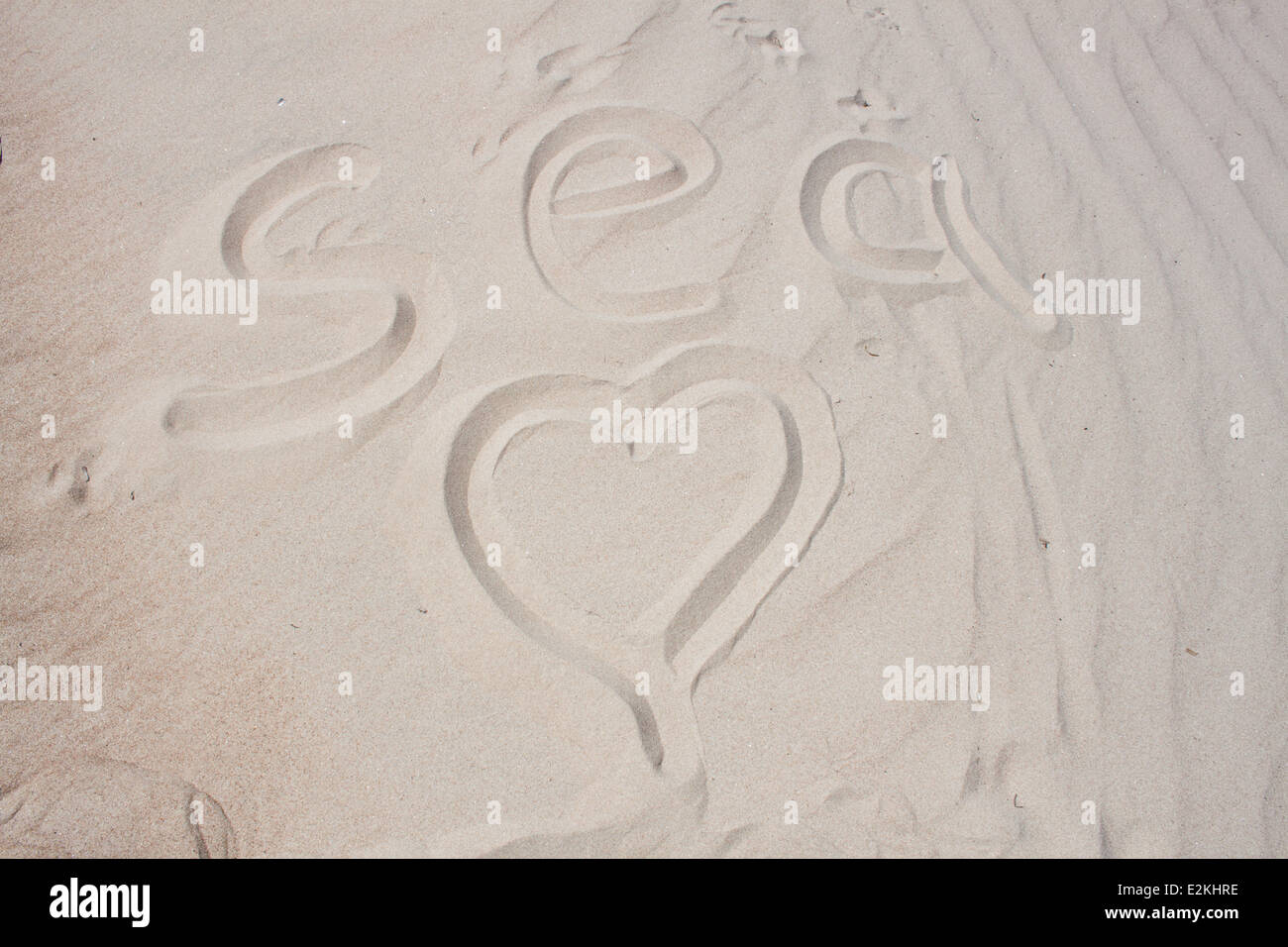 La sabbia bianca "ea" testo testo pattern texture texture di sfondo "forma di cuore' 'sea word' Foto Stock