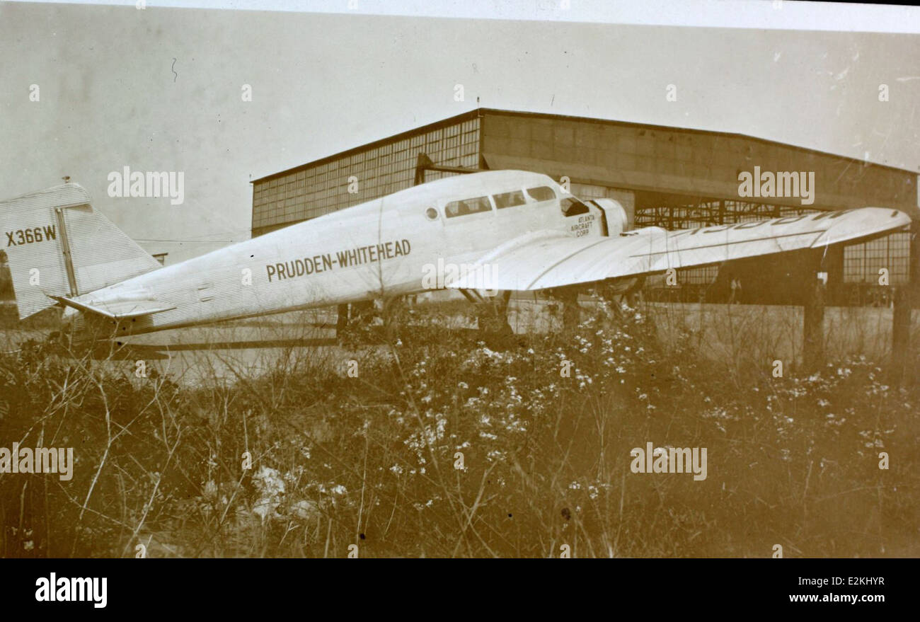 Il monoplano Prudden PW-1, sviluppato dalla Atlanta Aircraft Corporation, era un innovativo velivolo alimentato da un motore Wright J-6 Whirlwind Seven. Il progetto dell'aereo enfatizzò il volo efficiente ed era notevole per il suo ruolo nello sviluppo dell'aviazione. Foto Stock