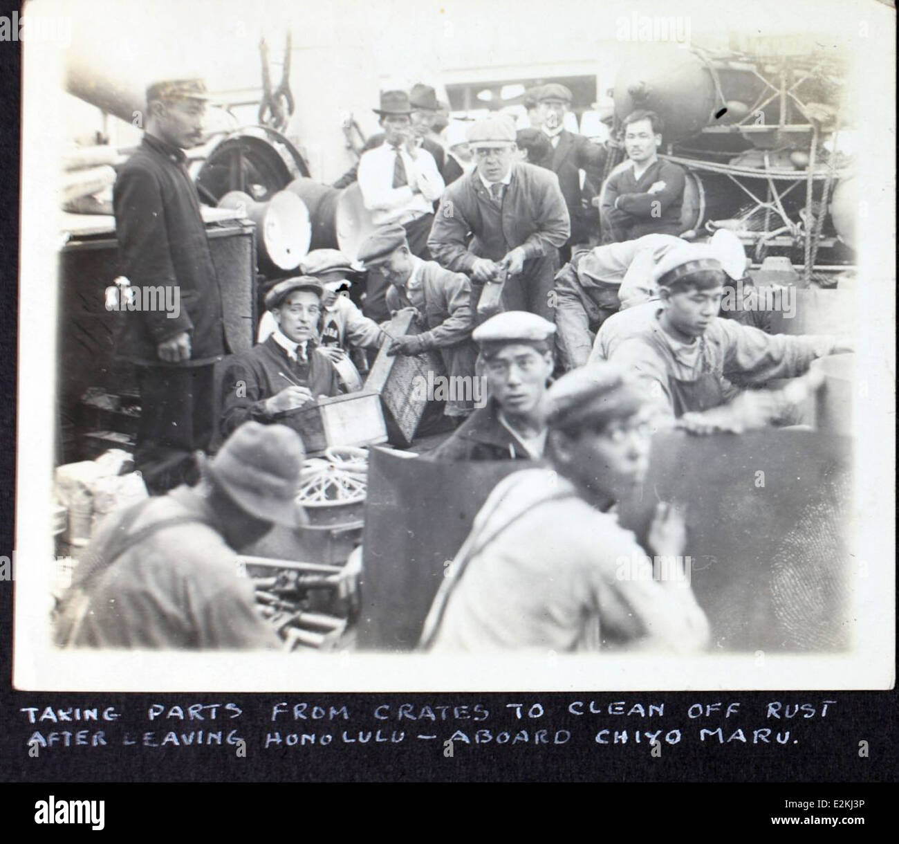 Questa foto dell'album AL-88 Menasco presenta i pionieri dell'aviazione Arthur R. Smith e Albert Menasco, figure di spicco dell'aviazione. Smith e Menasco furono coinvolti in vari tentativi di aviazione e bombardamento negli anni '1920 Foto Stock