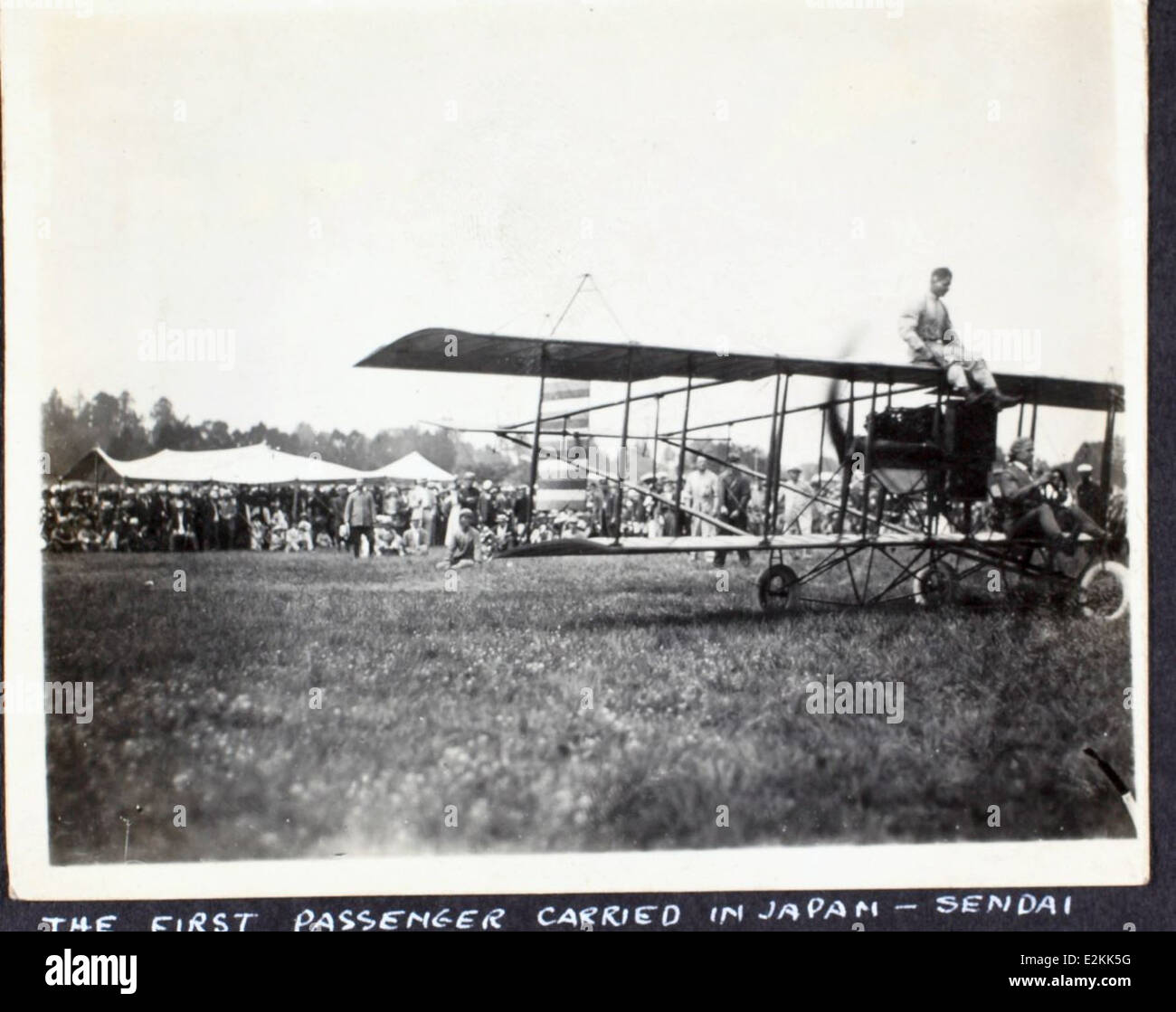 L'immagine AL-88 del Menasco album presenta Albert Menasco e Art Smith, due figure chiave nell'aviazione e nel barnstorming. La foto cattura i loro contributi alla divulgazione del volo durante l'inizio del XX secolo. Foto Stock
