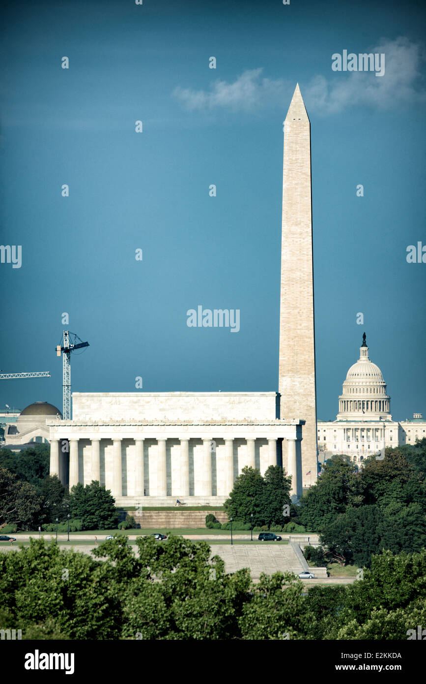 WASHINGTON DC, Stati Uniti d'America - tre di Washington DC iconici monumenti allineati lungo il National Mall guarda verso oriente, con il Lincoln Memorial in primo piano il monumento di Washignton nel medio e il Campidoglio US cupola in background. Nella parte inferiore del telaio è parte del Potomac. Foto Stock