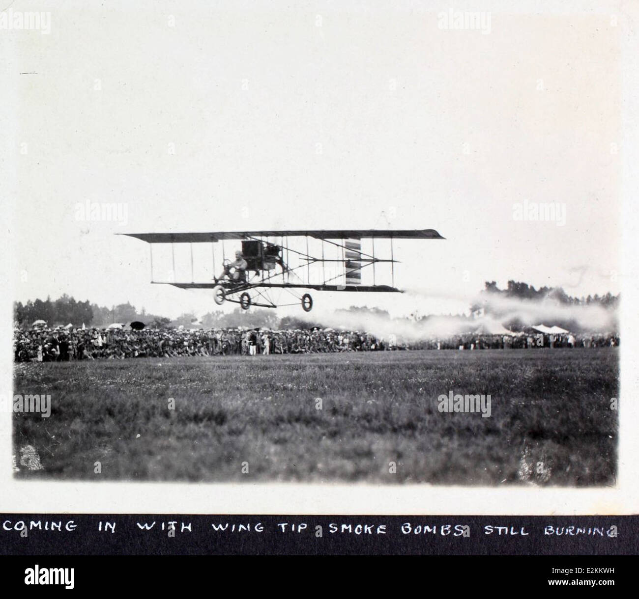 Questa foto tratta dall'album al Menasco raffigura i pionieri dell'aviazione Arthur R. Smith e Albert Menasco, figure chiave nell'aviazione e nel barnstorming, che mostrano il loro contributo allo sviluppo del volo. Foto Stock