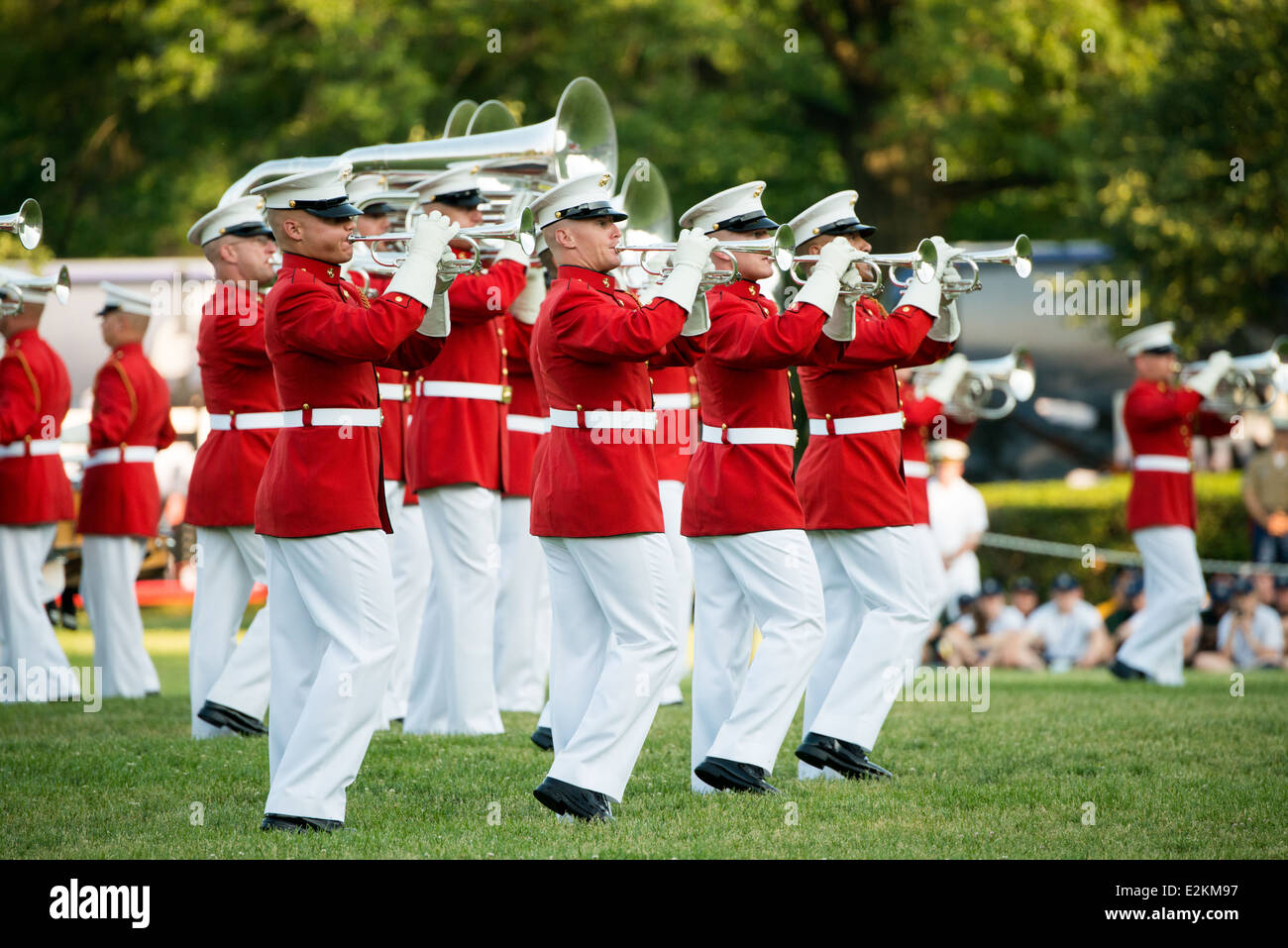 ARLINGTON, Virginia — il corpo dei Marine Drum and Bugle degli Stati Uniti, conosciuto come il Comandante, si esibisce alla Sunset Parade presso l'Iwo Jima Memorial di Arlington, Virginia, accanto al cimitero nazionale di Arlington. Foto Stock