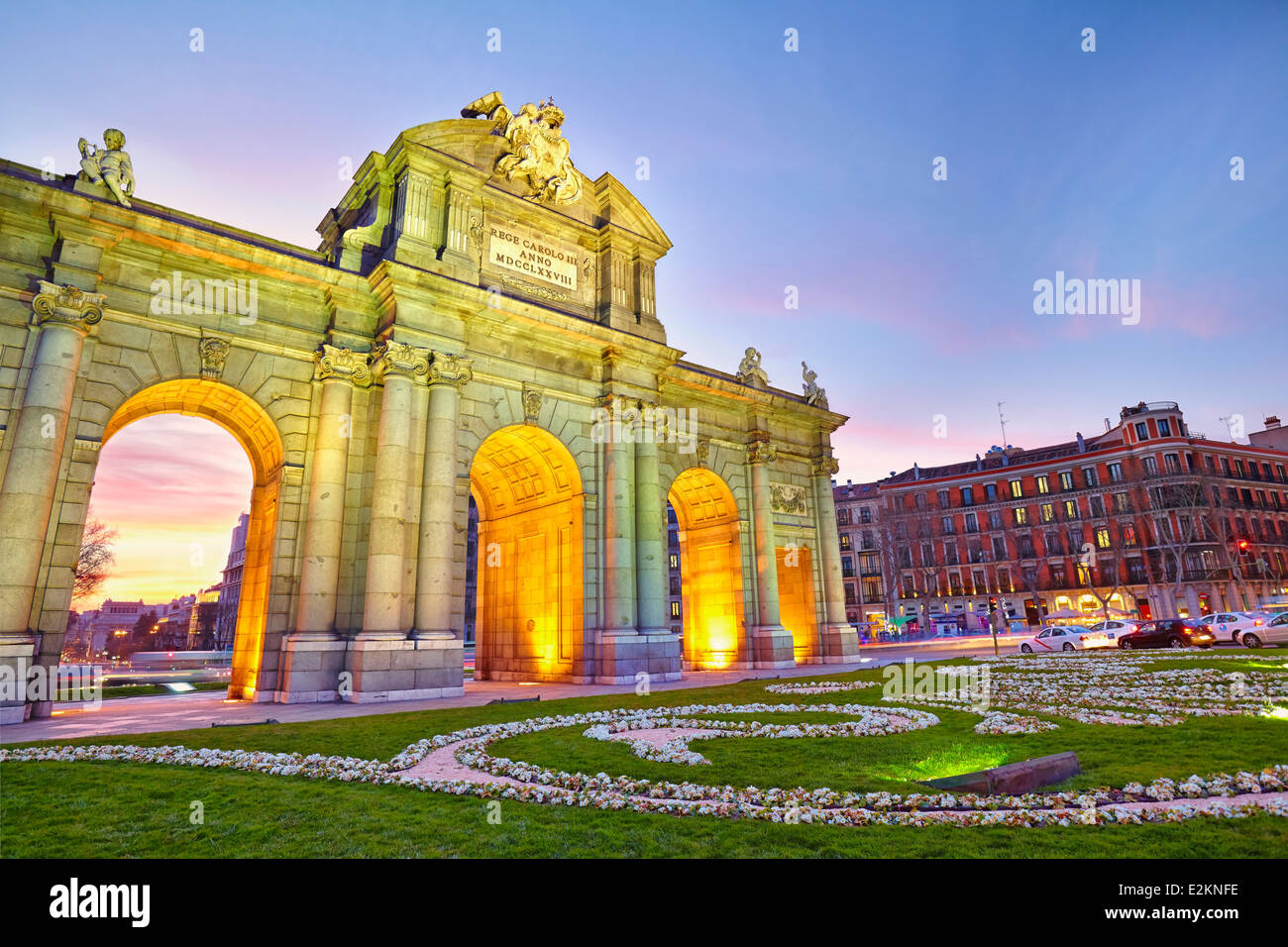 "Puerta de Alcalá' monumento dal tramonto. Madrid, Spagna Foto Stock
