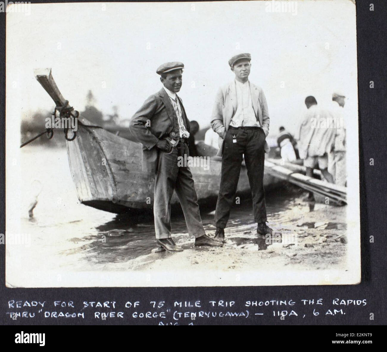 L'immagine AL-88 del Menasco album presenta Albert Menasco e Art Smith, figure di spicco dell'aviazione. Entrambi sono stati coinvolti nel barnstorming e nel volo acrobatico all'inizio del XX secolo, contribuendo allo sviluppo dell'intrattenimento aereo. La loro eredità nella storia dell'aviazione è conservata in questa immagine. Foto Stock