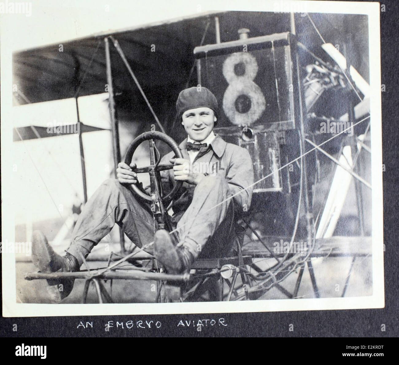 Questa immagine della collezione Albert Menasco mostra il lavoro di Art Smith, una figura di spicco nell'aviazione e nel barnstorming. Conosciuto per le sue abilità di volo acrobatico, Smith fu una parte fondamentale dell'era del barnstorming, contribuendo alla divulgazione dell'aviazione negli anni '1920 e '1930 Foto Stock