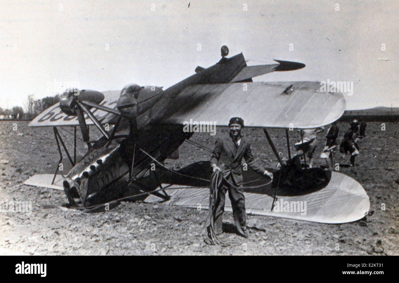Questa fotografia raffigura al Menasco, un famoso aviatore e barnstormer, insieme a Art Smith, un'altra figura chiave dell'aviazione. I loro contributi alla storia dell'aviazione durante l'era dei bombardamenti sono significativi. Foto Stock