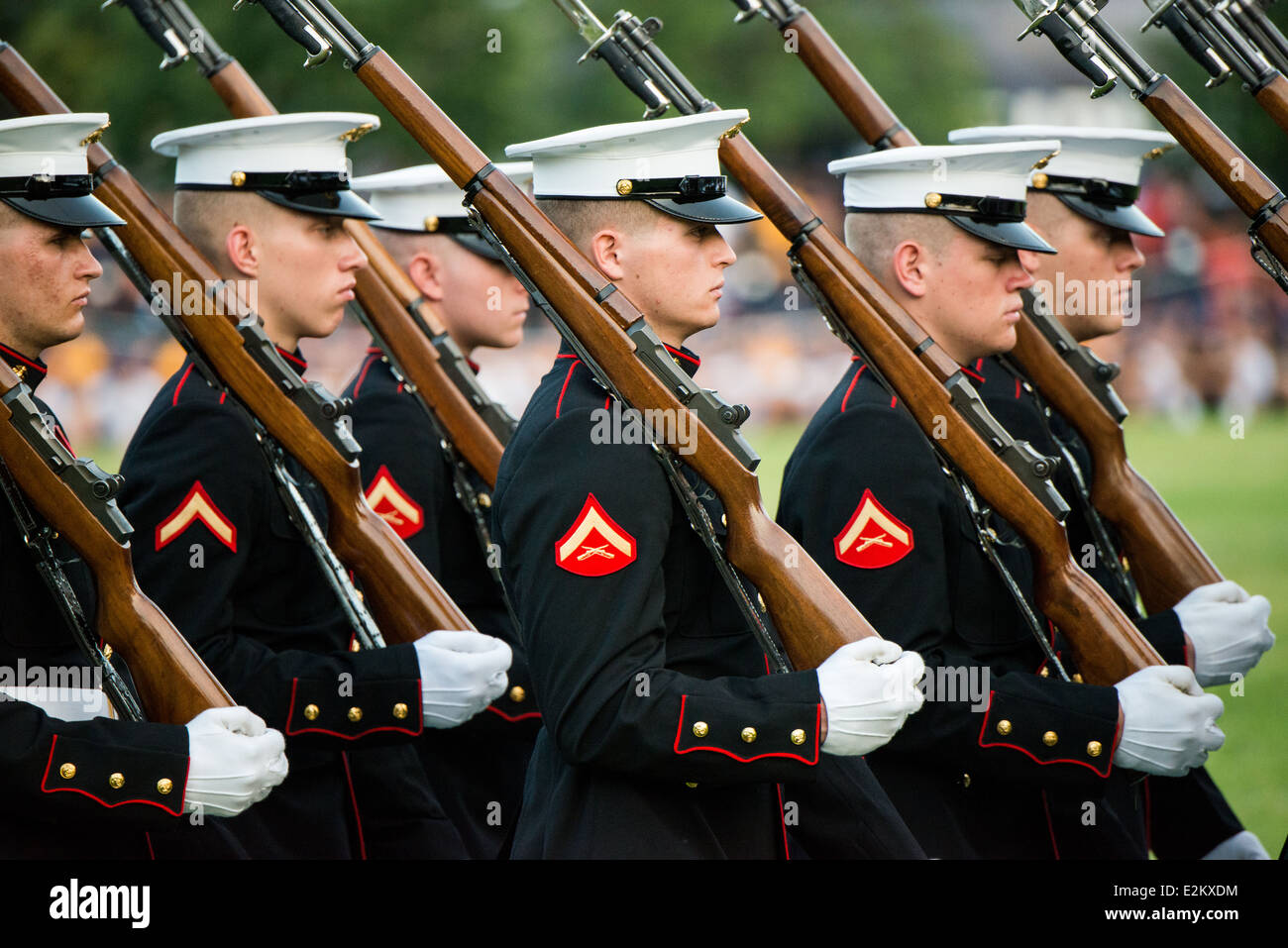 La US Marine Corps Silent Drill Platoon esegue le loro punte durante il tramonto Parade presso il memoriale di Iwo Jima in Arlington, Virginia. Foto Stock