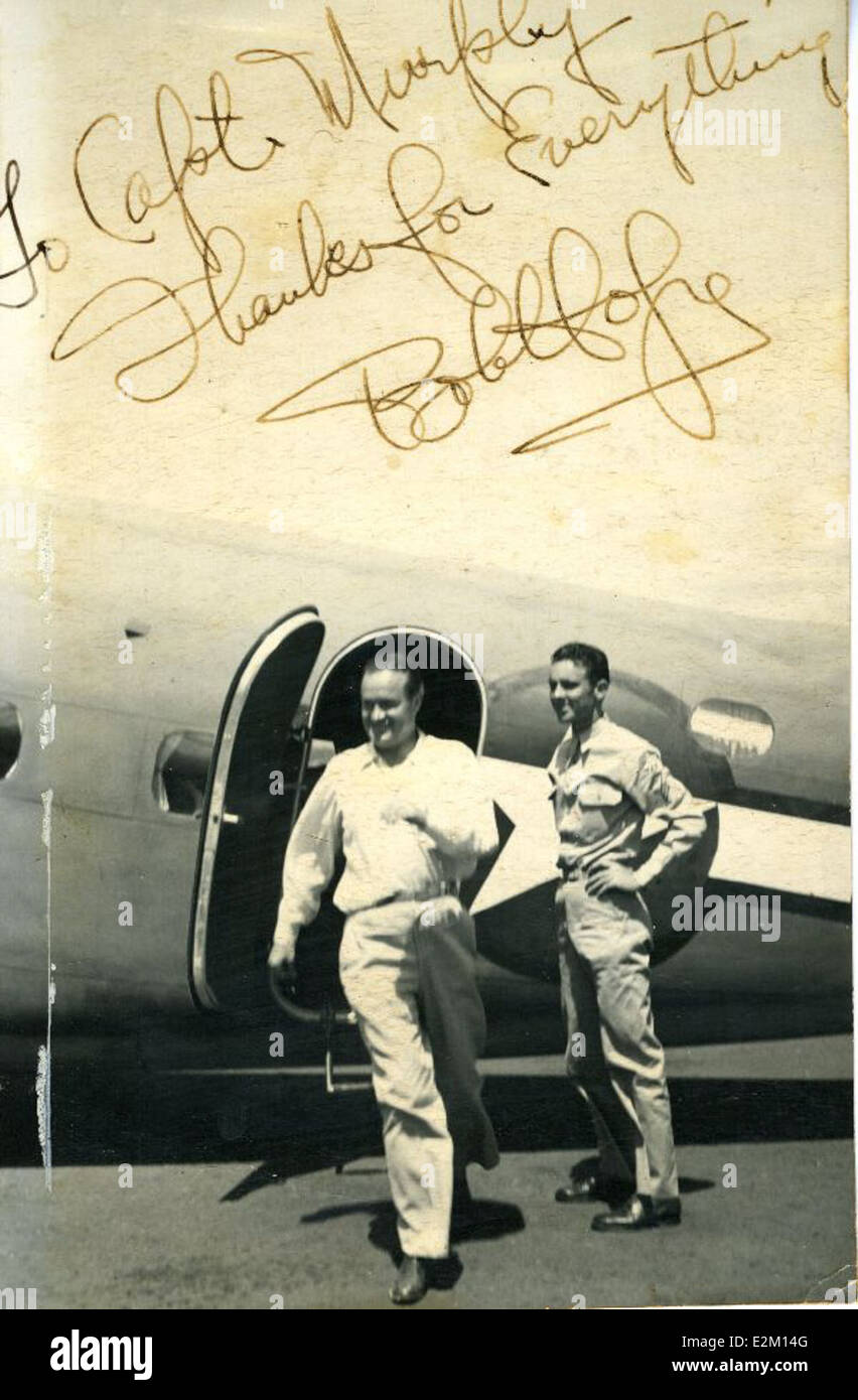 Questa immagine raffigura il comico Bob Hope, un sostenitore di lunga data delle truppe statunitensi, rinomato per i suoi tour per uso e le opere di beneficenza militari. La sua firma fa parte della collezione del San Diego Air and Space Museum, che mostra i suoi contributi al morale militare durante la guerra. Foto Stock