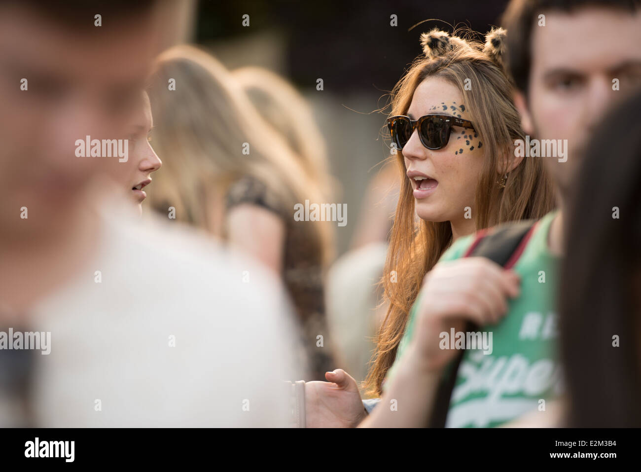 Lo Zoo di Londra Giugno 2014 l'evento serale. Donna che indossa la faccia animale vernice. Foto Stock